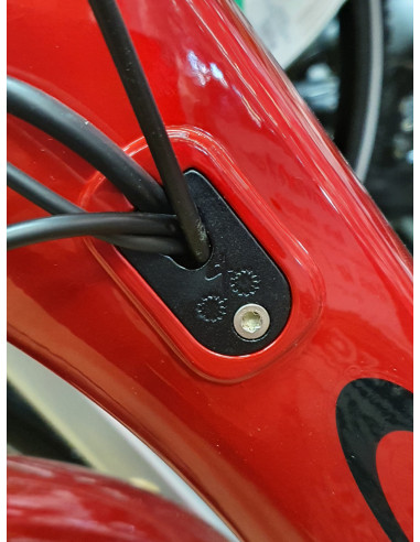 Lock till elcykelram för kabelgenomföring