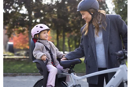 Cykla med barn – Så cyklar du tryggt med ett mindre barn i barnsits