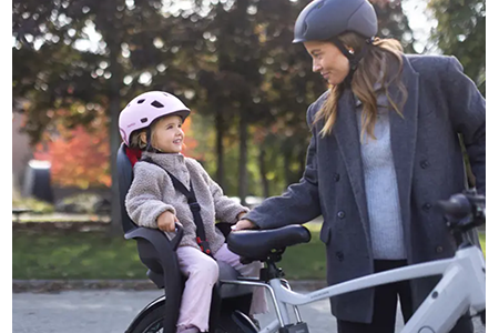 Cykla med barn – Så cyklar du tryggt med ett mindre barn i barnsits
